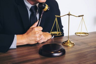Tokmak ile Adalet avukatlar, işadamı takım elbise veya avukat yargıç. 