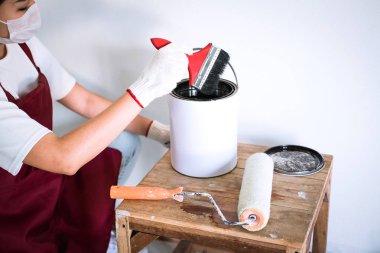 Çalışma, ressam elinde beyaz eldiven boyama duvar ile iç