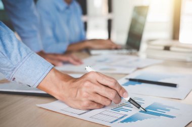 Başlangıç iş adamları toplantı, genç yaratıcı iş arkadaşlarınızla grup 