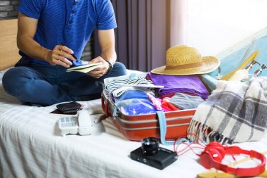 Seyahat ve tatil kavramı, mutluluk genç adam çok o ambalaj