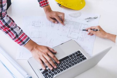 Mimar ya da toplantı planı üzerinde ortak çalışma 