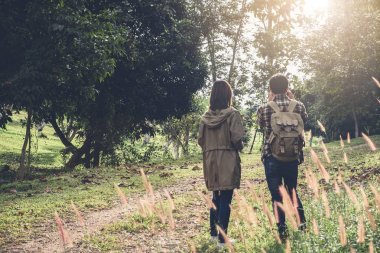 İki genç seyahat etmek sırt çantası ile harita gr rahatlatıcı tutuyorsun