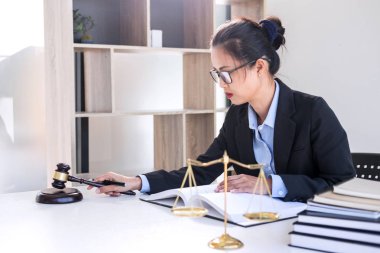 Yargıç tokmak ile adalet, profesyonel kadın avukatlar ölçekler 