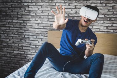 Sanal gerçeklik kulaklık veya 3d gözlük video oynarken genç adam