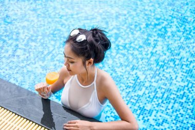 Yaz eğlenceli tatil, mutlu güzel kadın yaşam tarzı dinlendirici 