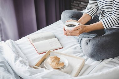 Dinlenme ve Rekreasyon, genç mutluluk kadın yatakta ile