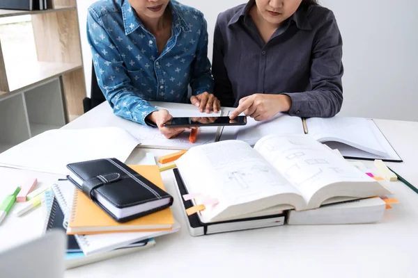 Concepto de educación, enseñanza, aprendizaje, tecnología y personas. Tw —  Fotos de Stock