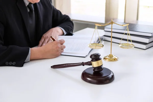 Close up van de hamer, mannelijke advocaat of rechter werken met wetboeken, — Stockfoto