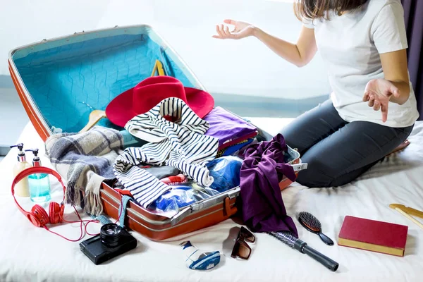 Resor och semester koncept, lycka kvinnan packa grejer och en — Stockfoto