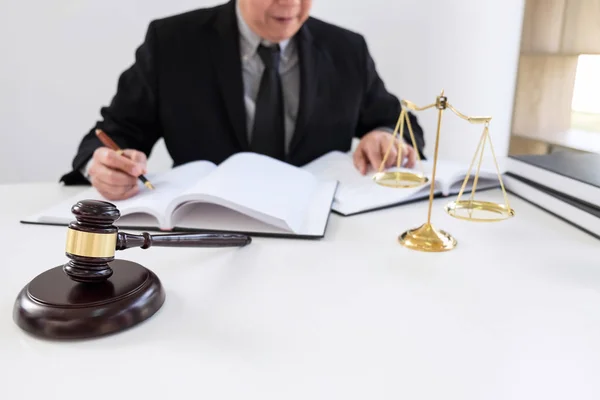 Gavel sobre mesa de madeira e Advogado ou Juiz trabalhando com acordo — Fotografia de Stock