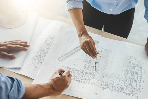 Manos del arquitecto o ingeniero que trabaja en la reunión de anteproyecto para — Foto de Stock