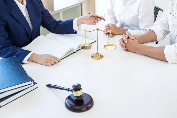 Teamwork van collega's advocaat, bijeenkomst met team — Stockfoto