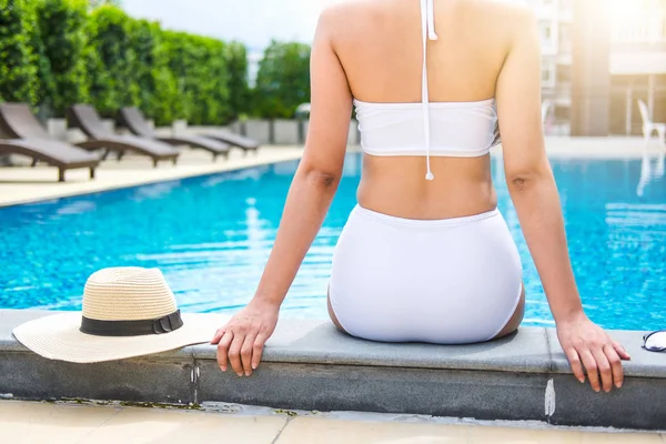 Diversión de verano en vacaciones, Feliz hermosa mujer estilo de vida relajante — Foto de Stock