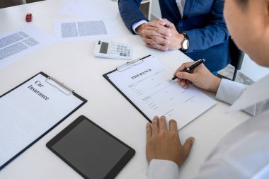 İşadamı bir araba sigortası imzalayacak, Ajan adam