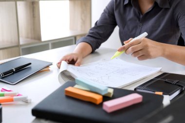 Ders sırasında yazarak öğrenci eller eğitim görüntüleri 