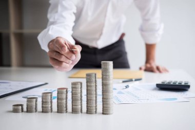 İş muhasebeci ya da bankacı, işadamı hesaplamak ve analysi