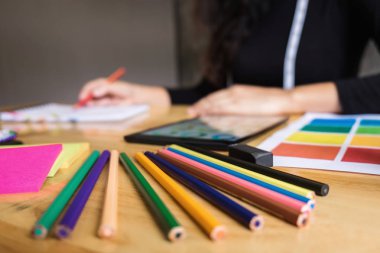 Renk kalem, genç kadın terzi veya Tasarımcı wor kapat