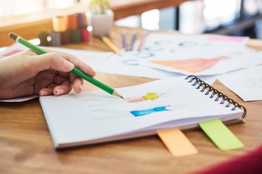 Profesyonel moda çalışma ve sk çizim Tasarımcısı kapatın