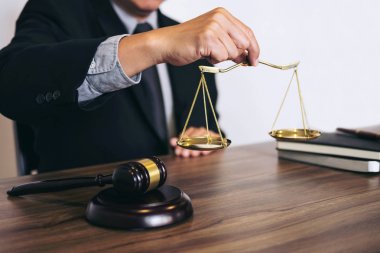 Erkek avukat ya da yargıç hukuk kitapları, tokmak, rapor c ile çalışma