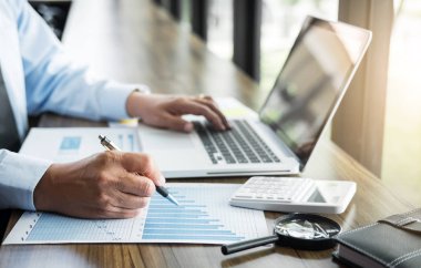 Zarif işadamı diz üstü bir kafede, anal üzerinde çalışıyor