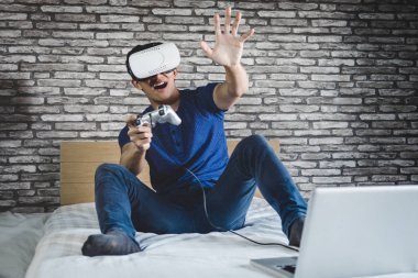 Sanal gerçeklik kulaklık veya 3d gözlük video oynarken genç adam