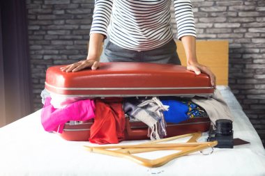 Seyahat ve tatil kavramı, mutluluk genç kadın çok ambalaj