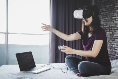 Sanal gerçeklik kulaklık veya 3d gözlük vid oynayan genç kadın