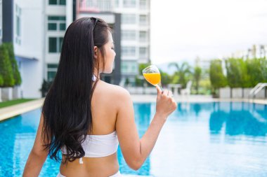 Yaz eğlenceli tatil, mutlu güzel kadın yaşam tarzı dinlendirici 
