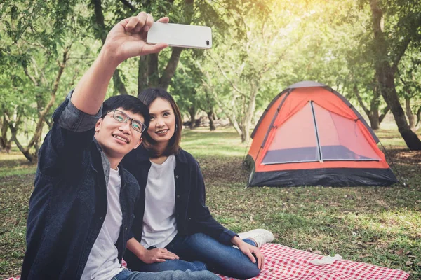 Casal feliz acampar na natureza, tomando um tiro selfie de smil — Fotografia de Stock
