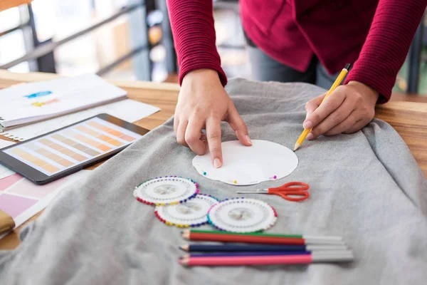 Professionele mode ontwerper werken voor het uitwerken van de schetsen projec — Stockfoto