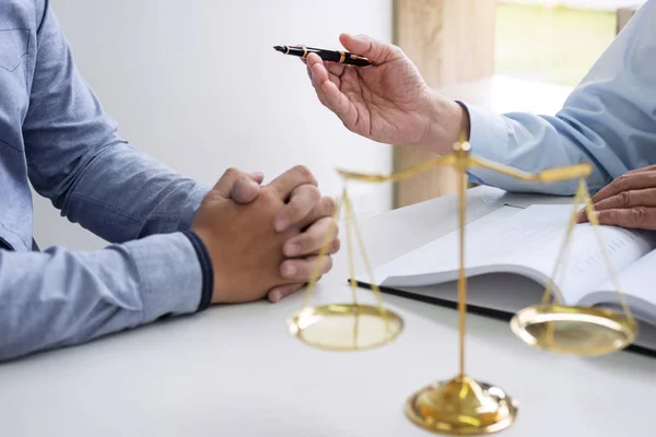 Martelo de juiz com escalas de justiça, empresários e direito masculino — Fotografia de Stock