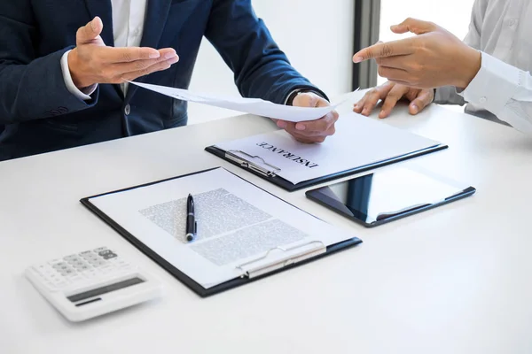 Agent Mann Präsentation und Beratung Kfz-Versicherung Detail zu cu — Stockfoto