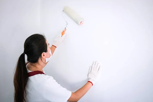 Intérieur de travail, Peintre main en blanc mur de peinture à gants avec — Photo