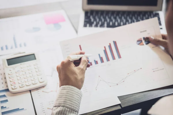 Concepção de Financiamento de Negócios Contabilidade Bancária, empresário fazendo — Fotografia de Stock