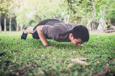 Dışarıda çimenlerde üzerinde işin adam push-up egzersiz egzersiz fitness 