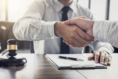 Karşılıklı iyi işbirliği, iş adamı el sıkışma erkek hukuk sonra