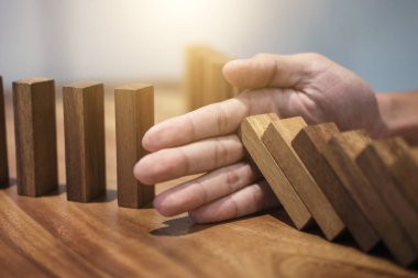 Risk ve strateji iş, iş adamı el Stop yakın