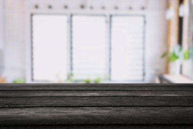 Boş ahşap masa ve bulanık arka plan önünde o soyut