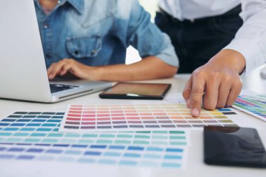 İki genç iç tasarım veya projede çalışan grafik tasarımcı
