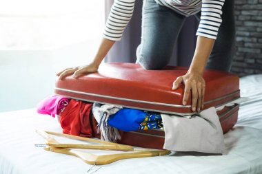 Seyahat ve tatil kavramı, mutluluk genç kadın çok ambalaj