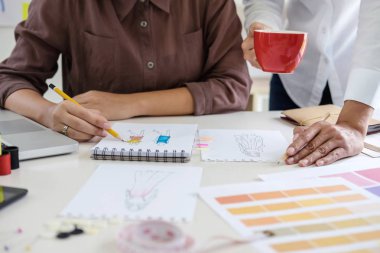 Moda des çalışan iki profesyonel şık moda tasarımcısı