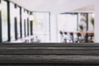 Boş ahşap masa ve bulanık arka plan önünde o soyut