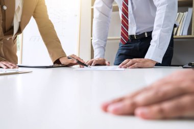 İş insanlar tartışma, icra takım çizelgeleri tartışıyor