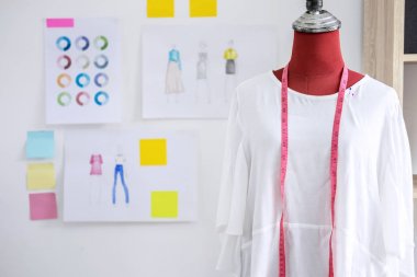 Kırmızı Beyaz giysili ölçüm bandı ile kukla studio terziler