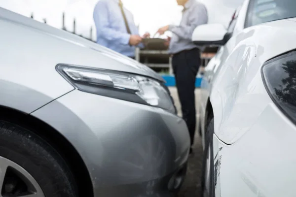 Tráfico Concepto de accidente y seguro, Agente de seguros trabajando —  Fotos de Stock