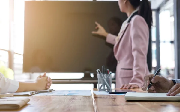 Business adviseur presenteren en analyseren van financiële cijfers deno — Stockfoto