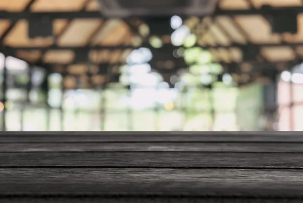 Lege houten tafel en onscherpe achtergrond van abstract vooraan o — Stockfoto