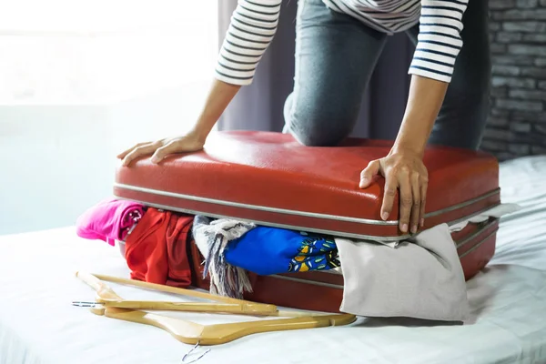 Resor och semester koncept, lycka ung kvinna packning en hel — Stockfoto