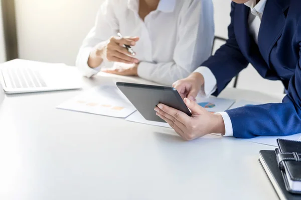 Teamwork der Geschäftspartner Beratung Marktwachstum auf fi — Stockfoto