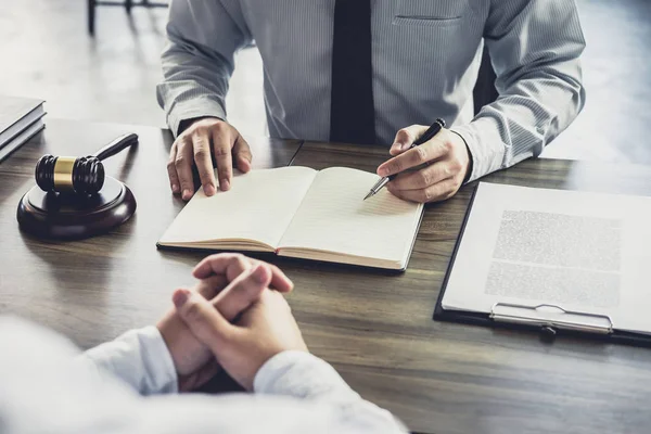 Gute Zusammenarbeit mit dem Kunden, Beratung zwischen einem Unternehmen — Stockfoto